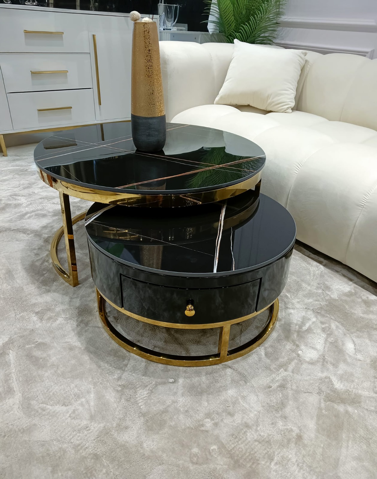 ZESTAW STOLIKÓW KAWOWYCH 2w1 Monaco na złotej błyszczącej podstawie, czarne blaty z konglomeratu marmurowego oraz korpus z szufladą