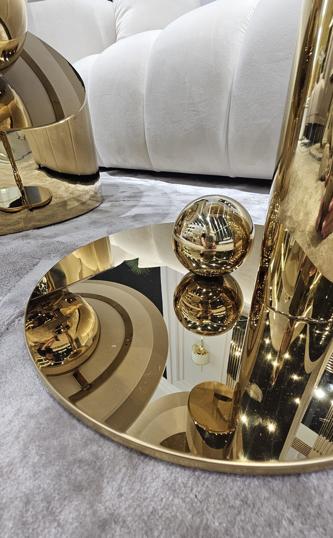 ZESTAW STOLIKÓW KAWOWYCH Balance z geometryczną podstawą, złota podstawa w błyszczącym wykończeniu, białe blaty ze spieku kamiennego, designerski styl, premium ZESTAW STOLIKÓW KAWOWYCH Balance z geometryczną podstawą, złota podstawa w błyszczącym wykończeniu, białe blaty ze spieku kamiennego, designerski styl, premium