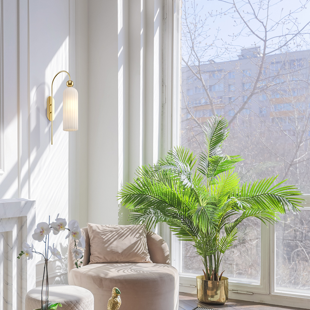 KINKIET Antic ze złotą oprawą, szklany, koniakowy biały z eleganckimi żłobkowaniami, retro z nutą nowoczesności, do salonu KINKIET Antic ze złotą oprawą, szklany, koniakowy biały z eleganckimi żłobkowaniami, retro z nutą nowoczesności, do salonu