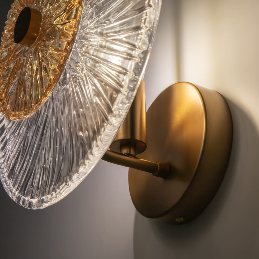 KINKIET Aster na złotej, metalowej oprawie, szklane koło z dekoracyjnymi żłobieniami, nowoczesny styl, najwyższa jakość KINKIET Aster na złotej, metalowej oprawie, szklane koło z dekoracyjnymi żłobieniami, nowoczesny styl, najwyższa jakość