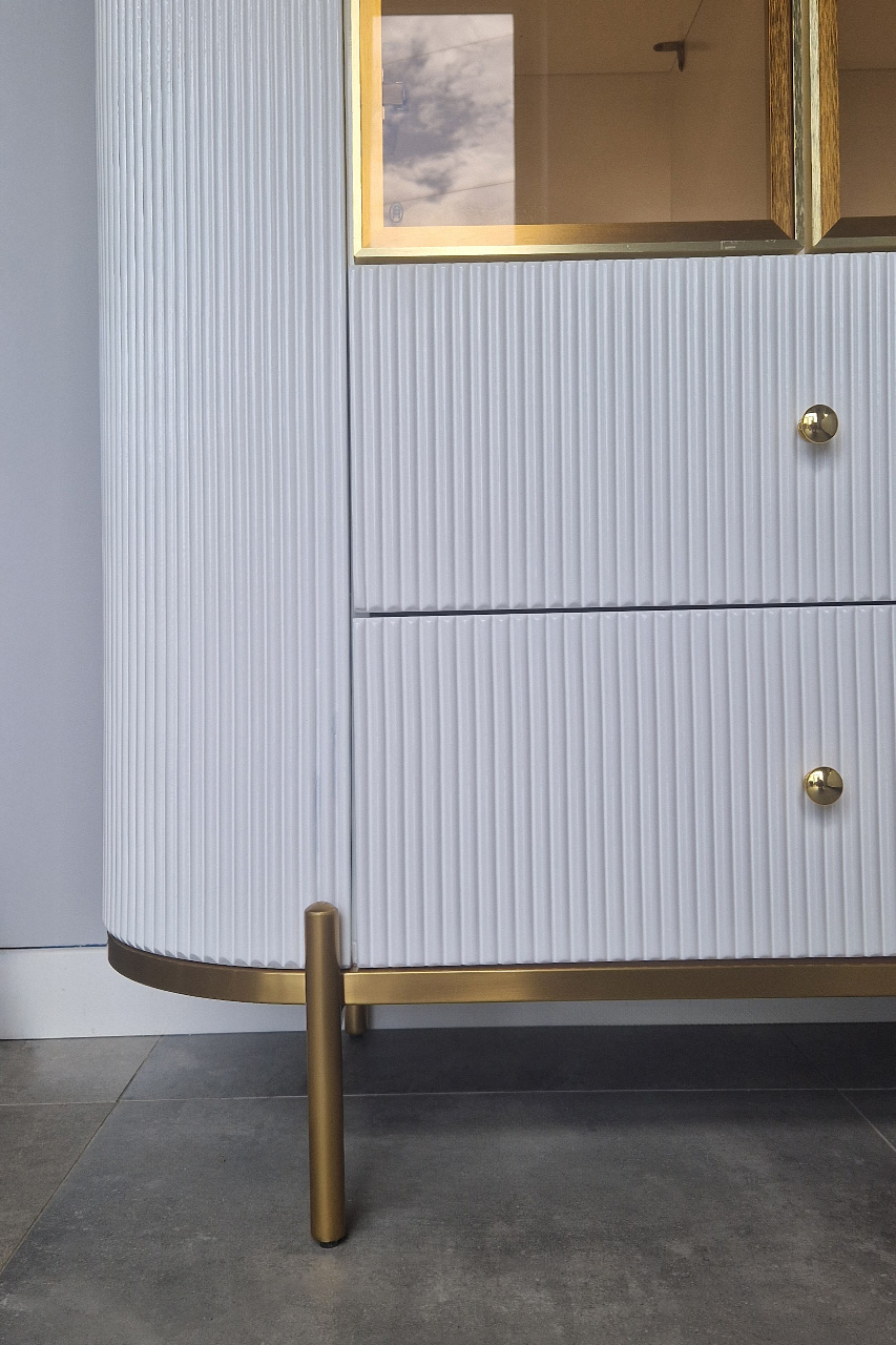 KOMODA WITRYNKA z bursztynowymi, szklanymi drzwiczkami, biały, ryflowany korpus, nowoczesny styl glamour, designerska KOMODA WITRYNKA z bursztynowymi, szklanymi drzwiczkami, biały, ryflowany korpus, nowoczesny styl glamour, designerska