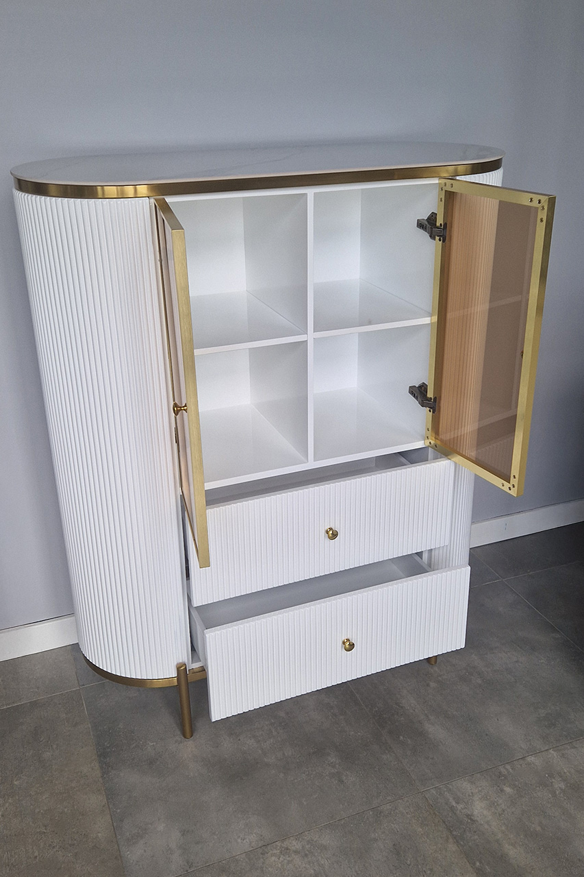 KOMODA WITRYNKA z bursztynowymi, szklanymi drzwiczkami, biały, ryflowany korpus, nowoczesny styl glamour, ekskluzywna KOMODA WITRYNKA z bursztynowymi, szklanymi drzwiczkami, biały, ryflowany korpus, nowoczesny styl glamour, ekskluzywna