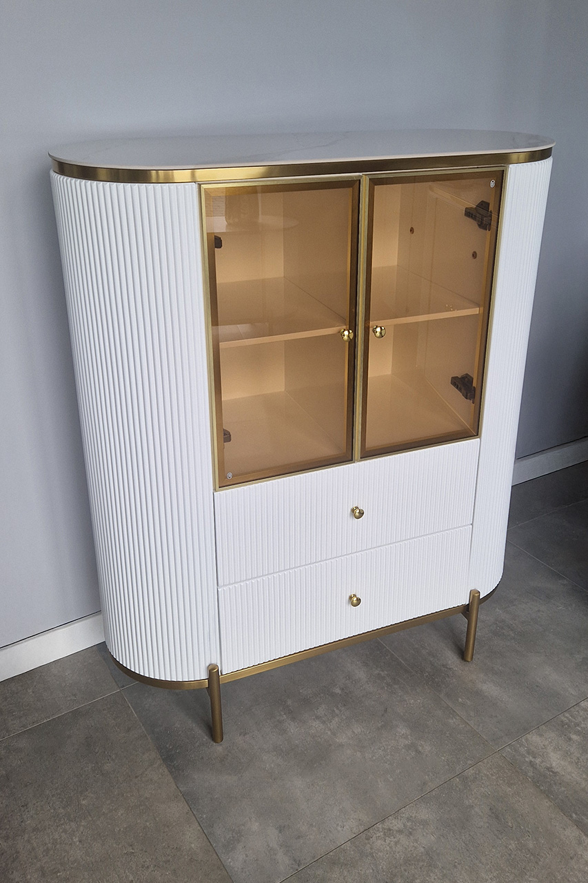 KOMODA WITRYNKA z bursztynowymi, szklanymi drzwiczkami, biały, ryflowany korpus, nowoczesny styl glamour, premium KOMODA WITRYNKA z bursztynowymi, szklanymi drzwiczkami, biały, ryflowany korpus, nowoczesny styl glamour, premium