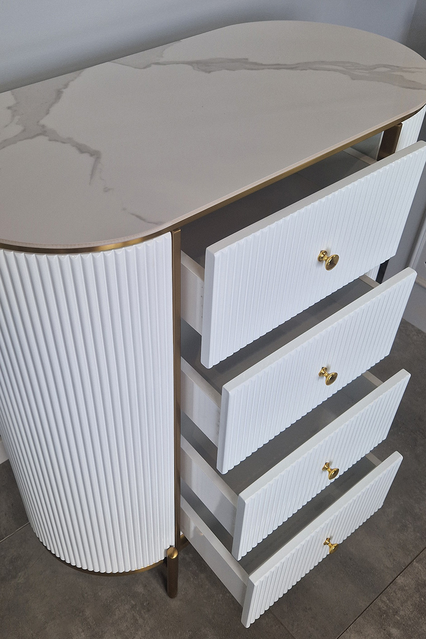 KOMODA ryflowana, biała ze złotymi detalami, zaokrąglony kształt, cztery szuflady, styl glamour, ekskluzywna KOMODA ryflowana, biała ze złotymi detalami, zaokrąglony kształt, cztery szuflady, styl glamour, ekskluzywna