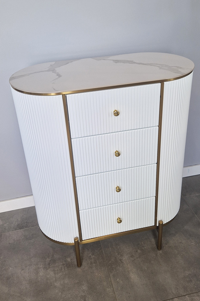 KOMODA ryflowana, biała ze złotymi detalami, zaokrąglony kształt, cztery szuflady, styl glamour, piękna KOMODA ryflowana, biała ze złotymi detalami, zaokrąglony kształt, cztery szuflady, styl glamour, piękna