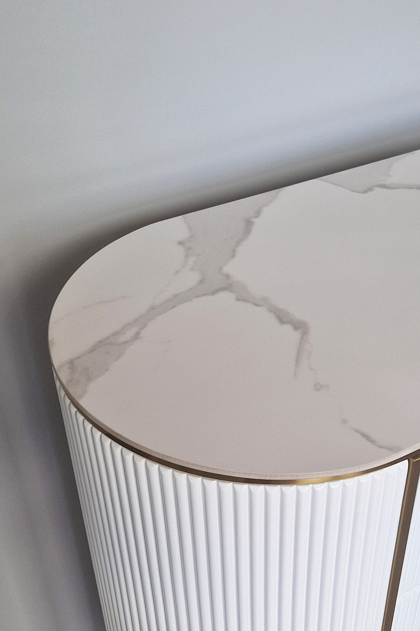 KOMODA ryflowana, biała ze złotymi detalami, zaokrąglony kształt, cztery szuflady, styl glamour, premium KOMODA ryflowana, biała ze złotymi detalami, zaokrąglony kształt, cztery szuflady, styl glamour, premium