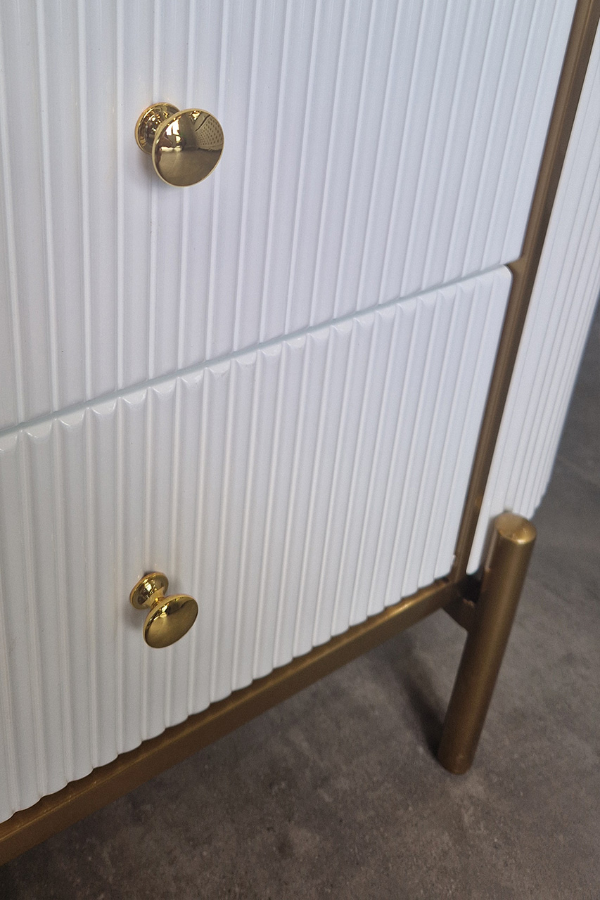 KOMODA ryflowana, biała ze złotymi detalami, zaokrąglony kształt, cztery szuflady, styl glamour, wyjątkowa KOMODA ryflowana, biała ze złotymi detalami, zaokrąglony kształt, cztery szuflady, styl glamour, wyjątkowa