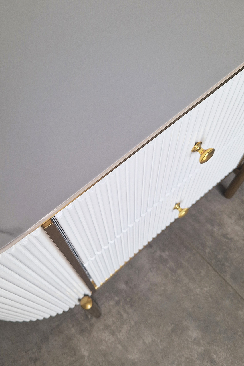 KOMODA ryflowana, biała ze złotymi detalami, zaokrąglony kształt, dwie szuflady, styl glamour, ekskluzywna KOMODA ryflowana, biała ze złotymi detalami, zaokrąglony kształt, dwie szuflady, styl glamour, ekskluzywna