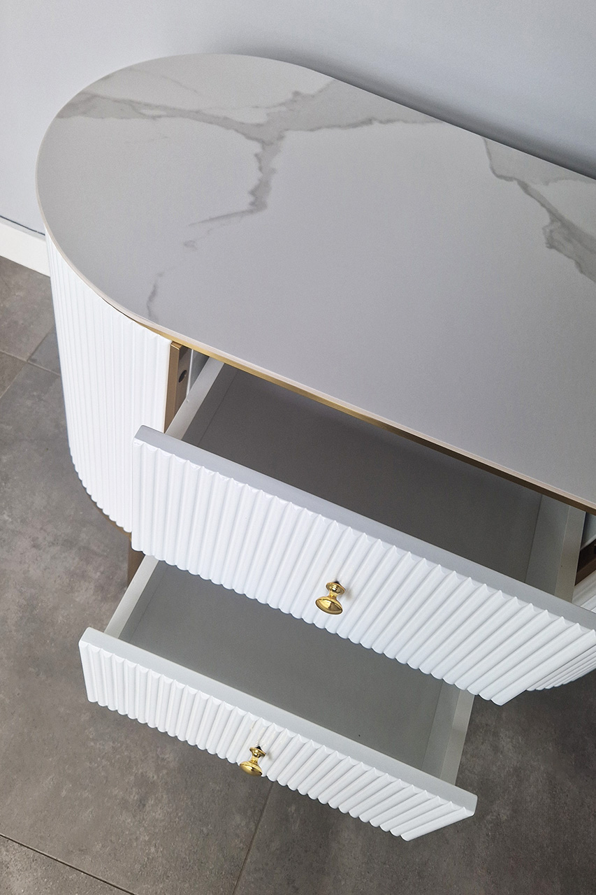 KOMODA ryflowana, biała ze złotymi detalami, zaokrąglony kształt, dwie szuflady, styl glamour, premium KOMODA ryflowana, biała ze złotymi detalami, zaokrąglony kształt, dwie szuflady, styl glamour, premium