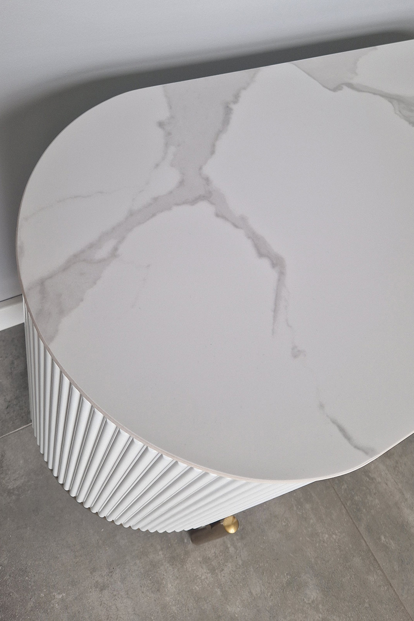 KOMODA ryflowana, biała ze złotymi detalami, zaokrąglony kształt, dwie szuflady, styl glamour, wyjątkowa KOMODA ryflowana, biała ze złotymi detalami, zaokrąglony kształt, dwie szuflady, styl glamour, wyjątkowa