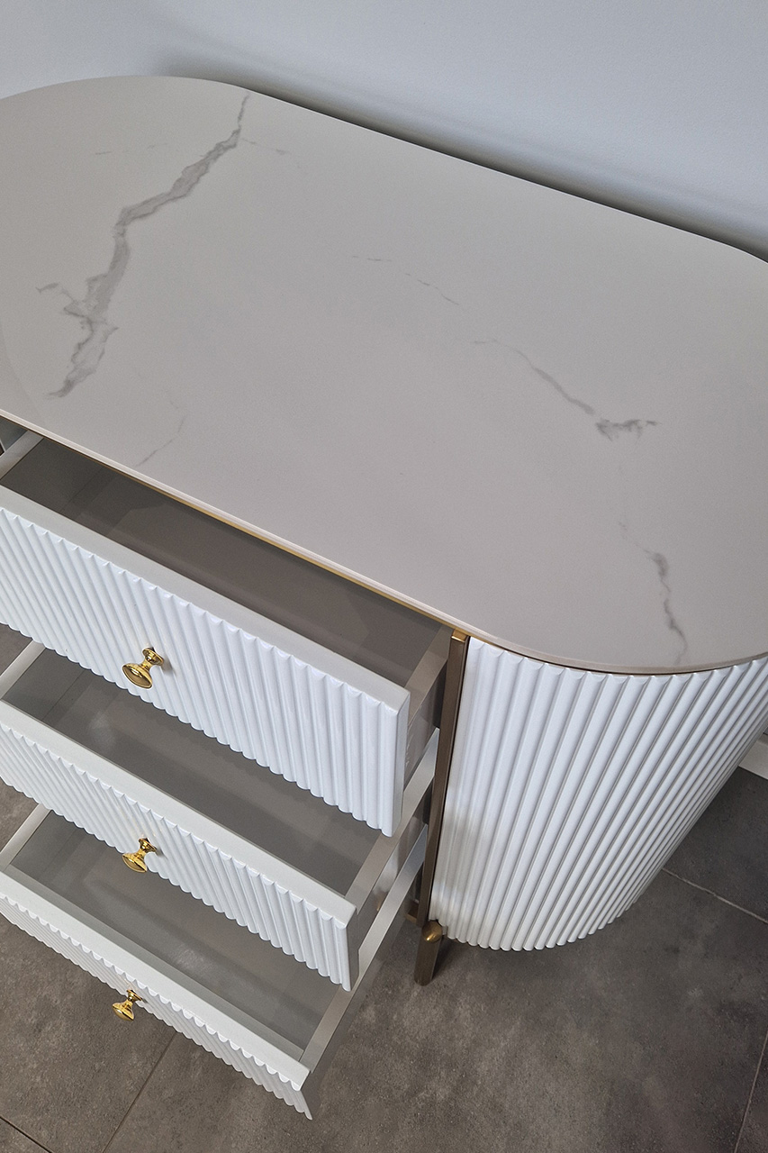 KOMODA ryflowana, biała ze złotymi detalami, zaokrąglony kształt, trzy szuflady, styl glamour, ekskluzywna KOMODA ryflowana, biała ze złotymi detalami, zaokrąglony kształt, trzy szuflady, styl glamour, ekskluzywna