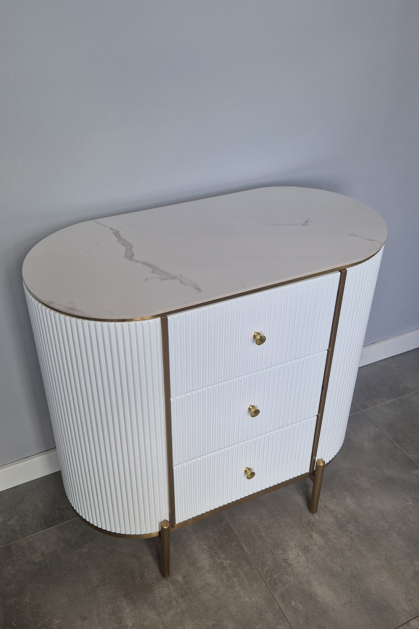 KOMODA ryflowana, biała ze złotymi detalami, zaokrąglony kształt, trzy szuflady, styl glamour, piękna KOMODA ryflowana, biała ze złotymi detalami, zaokrąglony kształt, trzy szuflady, styl glamour, piękna