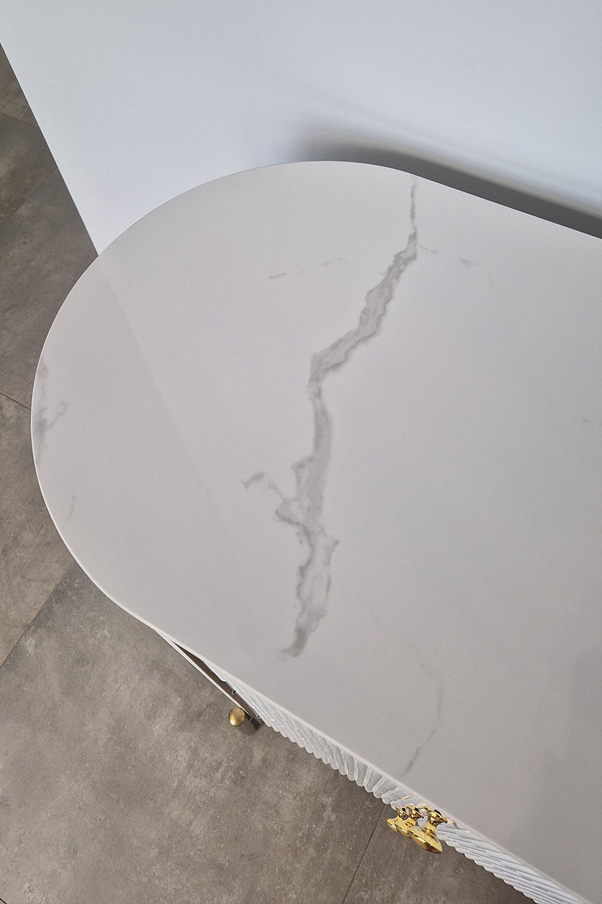 KOMODA ryflowana, biała ze złotymi detalami, zaokrąglony kształt, trzy szuflady, styl glamour, premium KOMODA ryflowana, biała ze złotymi detalami, zaokrąglony kształt, trzy szuflady, styl glamour, premium