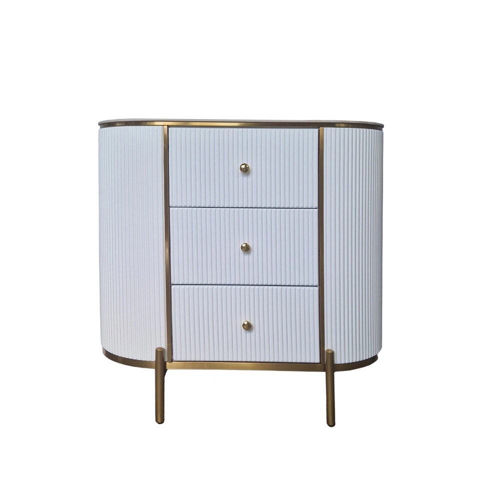 KOMODA ryflowana, biała ze złotymi detalami, zaokrąglony kształt, trzy szuflady, styl glamour KOMODA ryflowana, biała ze złotymi detalami, zaokrąglony kształt, trzy szuflady, styl glamour