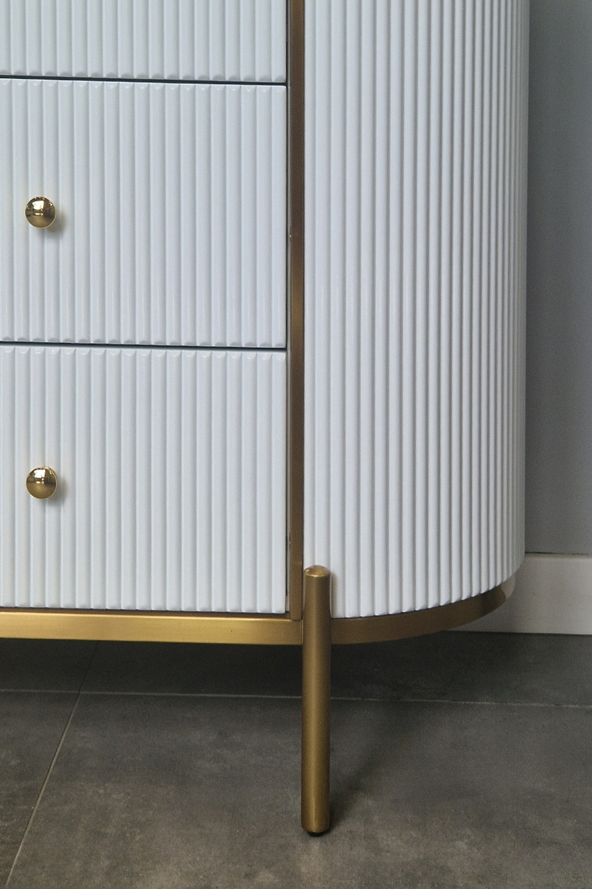 KOMODA ryflowana, biała ze złotymi detalami, zaokrąglony kształt, trzy szuflady, styl glamour, wyjątkowa KOMODA ryflowana, biała ze złotymi detalami, zaokrąglony kształt, trzy szuflady, styl glamour, wyjątkowa