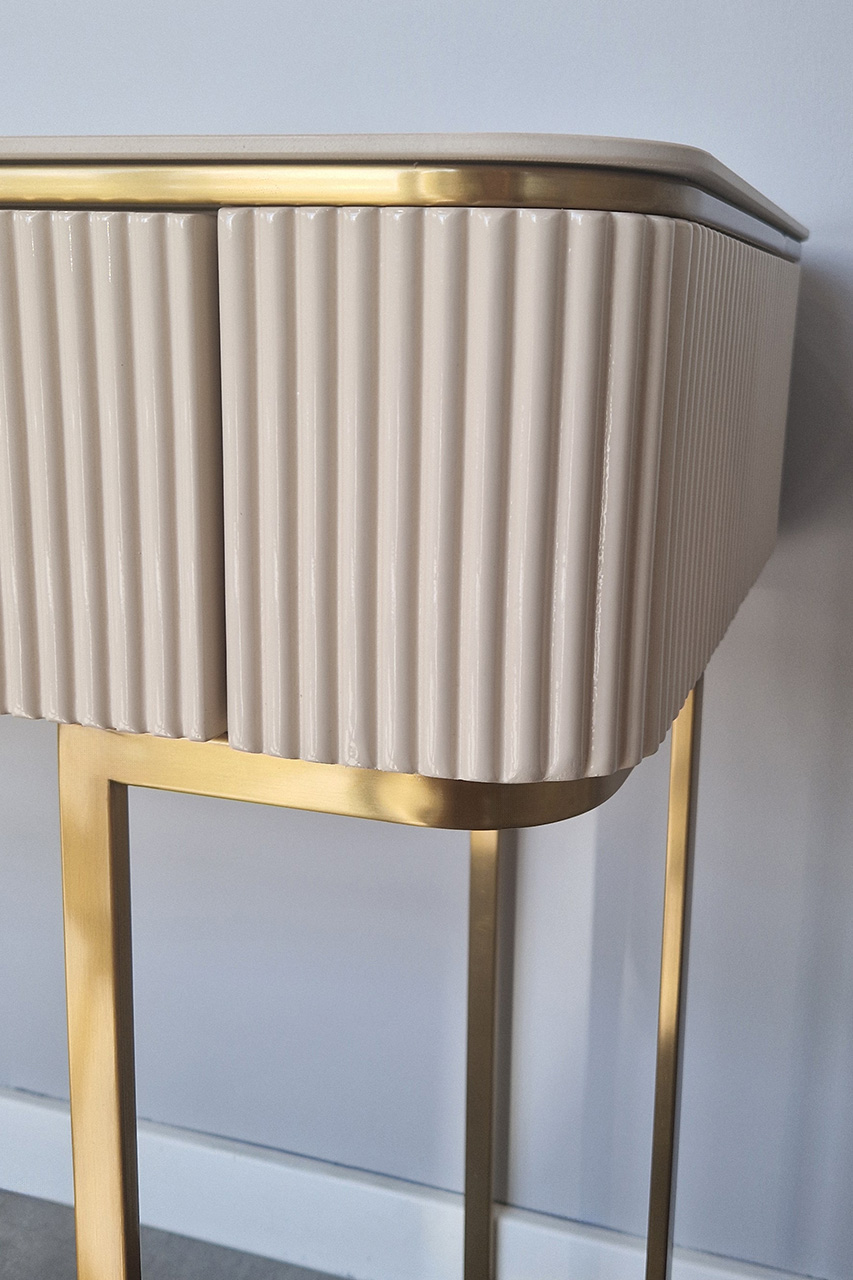 KONSOLA z ryflowanym korpusem w kaszmirowym kolorze, dwie szuflady, złote metalowe nogi i detale, biały blat, nowoczesny glamour, ekskluzywna KONSOLA z ryflowanym korpusem w kaszmirowym kolorze, dwie szuflady, złote metalowe nogi i detale, biały blat, nowoczesny glamour, ekskluzywna