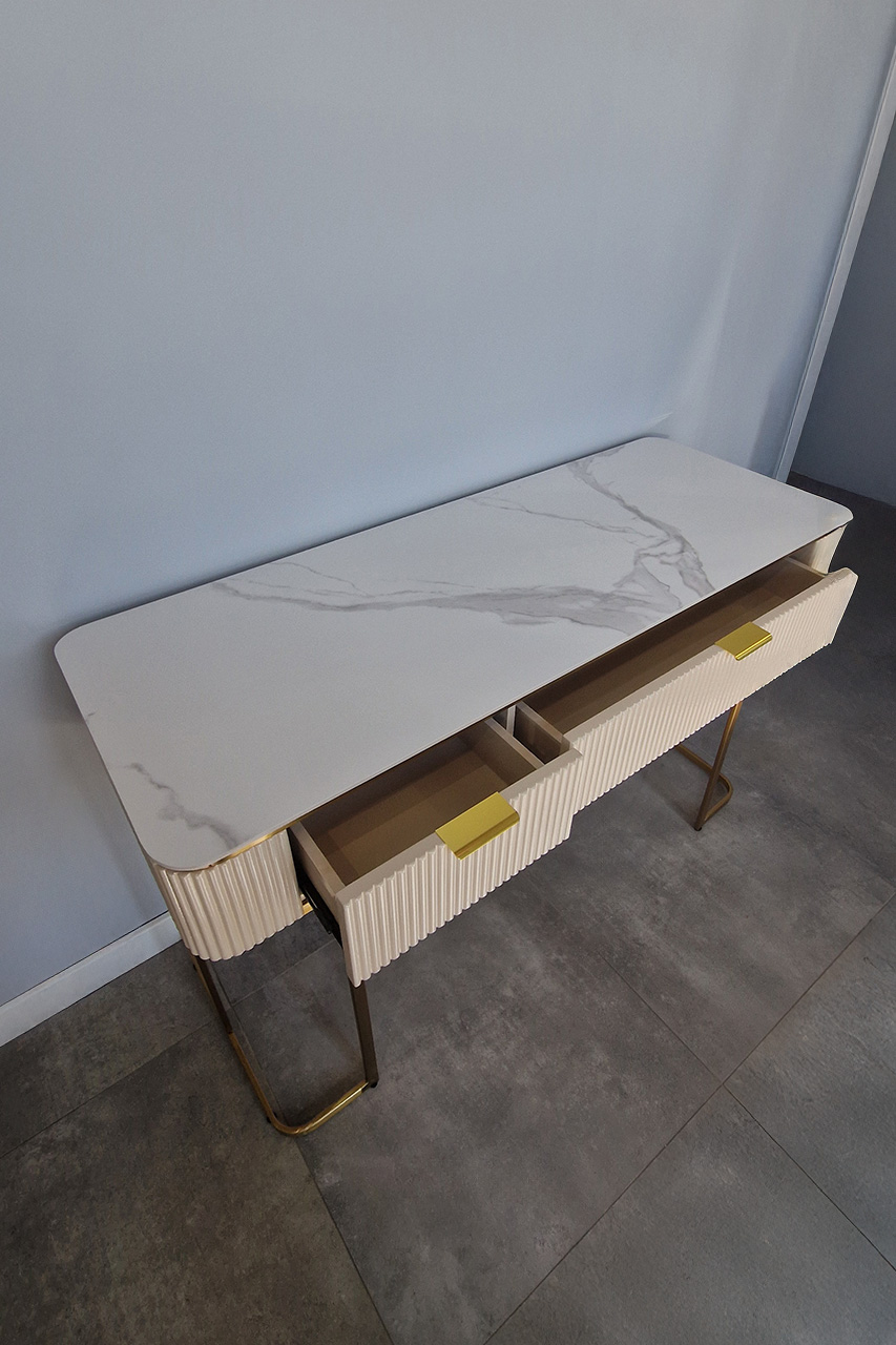 KONSOLA z ryflowanym korpusem w kaszmirowym kolorze, dwie szuflady, złote metalowe nogi i detale, biały blat, nowoczesny glamour, piękna KONSOLA z ryflowanym korpusem w kaszmirowym kolorze, dwie szuflady, złote metalowe nogi i detale, biały blat, nowoczesny glamour, piękna