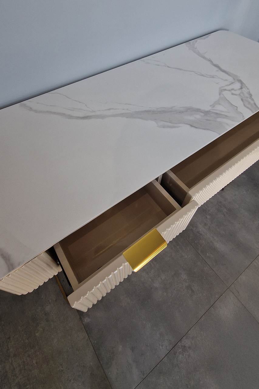 KONSOLA z ryflowanym korpusem w kaszmirowym kolorze, dwie szuflady, złote metalowe nogi i detale, biały blat, nowoczesny glamour, premium KONSOLA z ryflowanym korpusem w kaszmirowym kolorze, dwie szuflady, złote metalowe nogi i detale, biały blat, nowoczesny glamour, premium