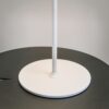 LAMPA STOŁOWA LED z metalową cienką nogą na płaskiej okrągłej podstawie, biała, akrylowy klosz, nowoczesny design, do salonu