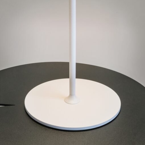 LAMPA STOŁOWA LED z metalową cienką nogą na płaskiej okrągłej podstawie, biała, akrylowy klosz, nowoczesny design, do salonu