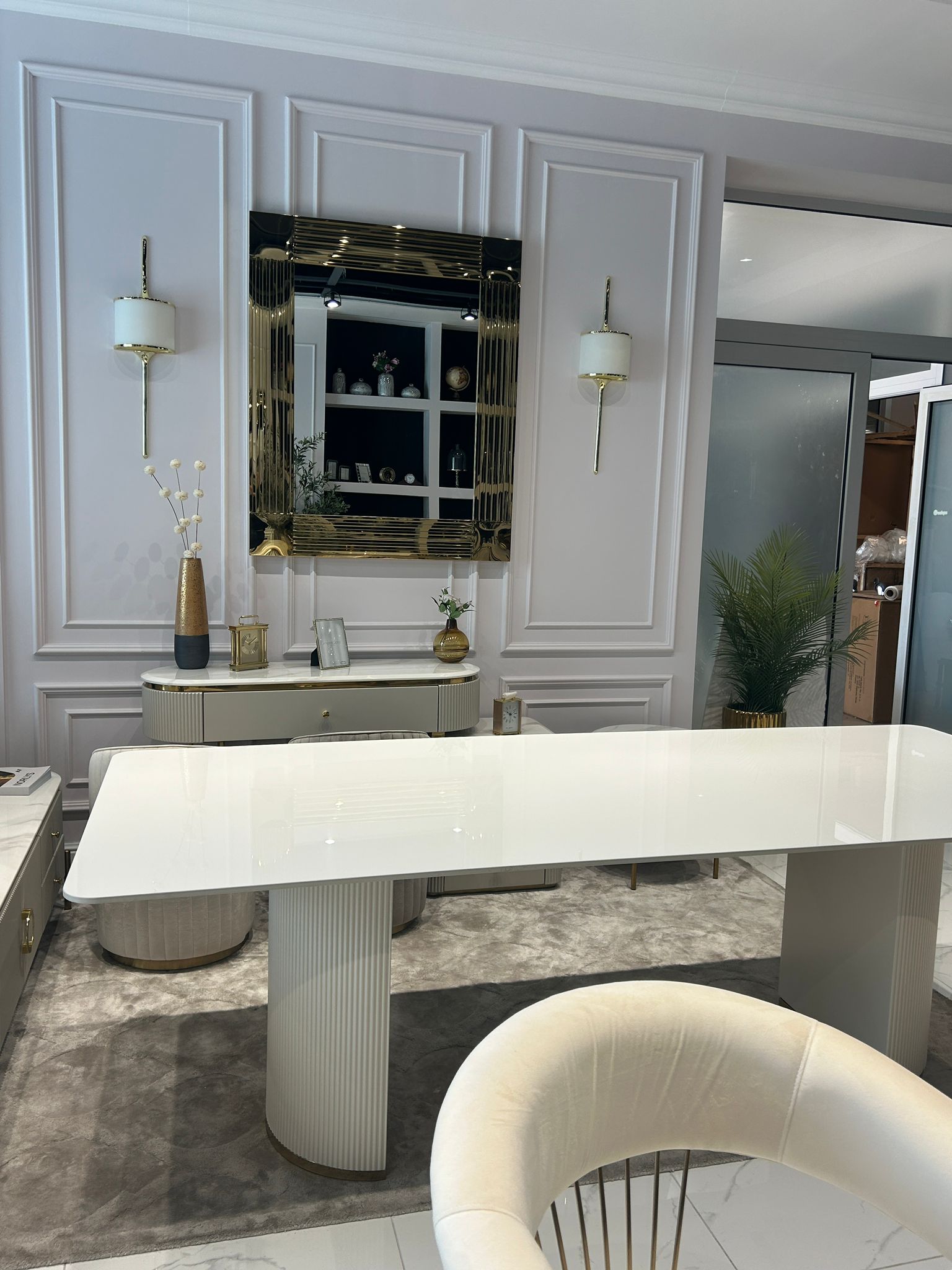 STÓŁ Incante owalny na dwóch nogach, nogi z MDF-u lakierowanego, biały z złotymi detalami, blat ze spieku kamiennego - 220 x 100 cm, designerski