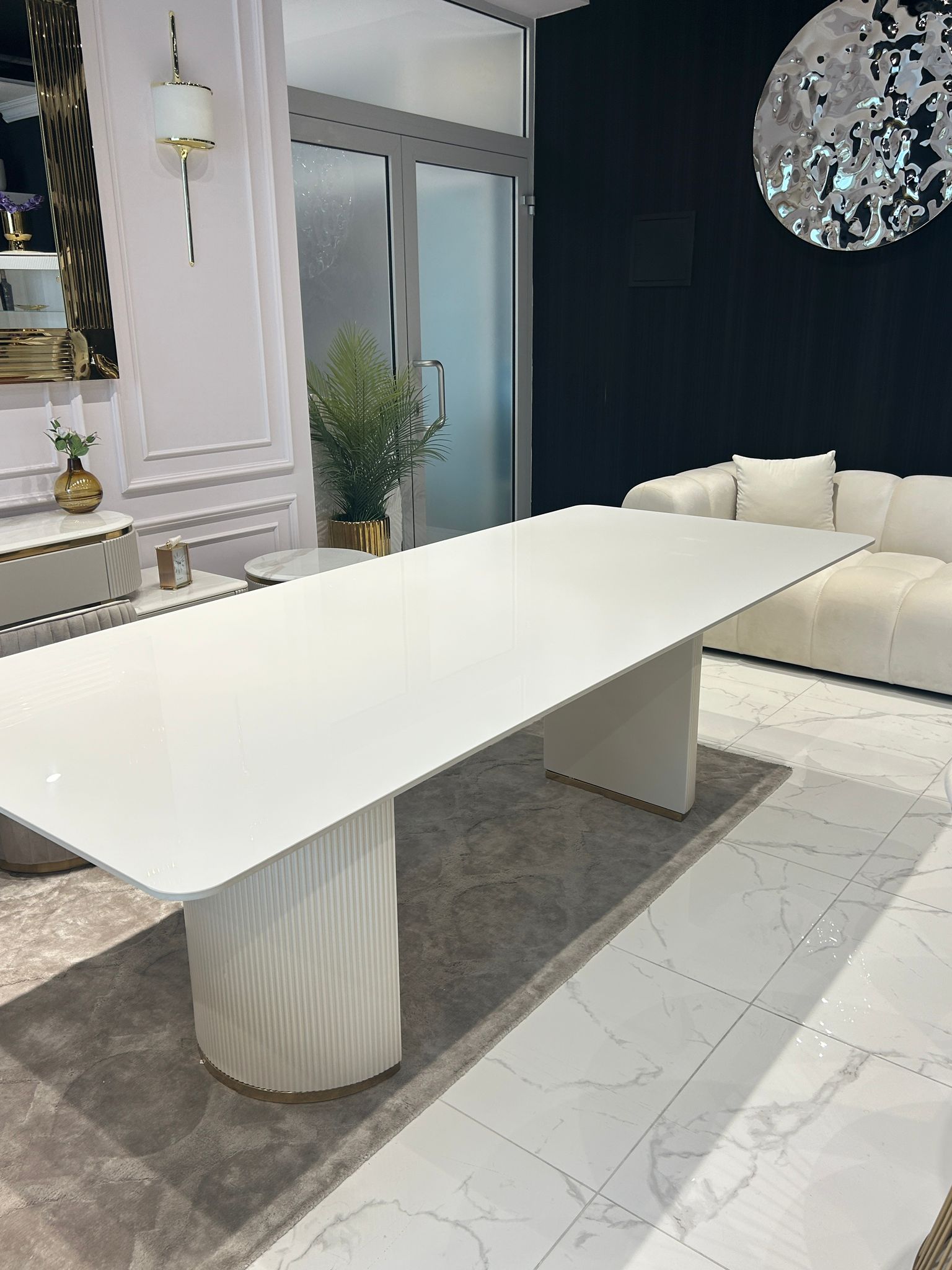 STÓŁ Incante owalny na dwóch nogach, nogi z MDF-u lakierowanego, biały z złotymi detalami, blat ze spieku kamiennego - 220 x 100 cm, do salonu