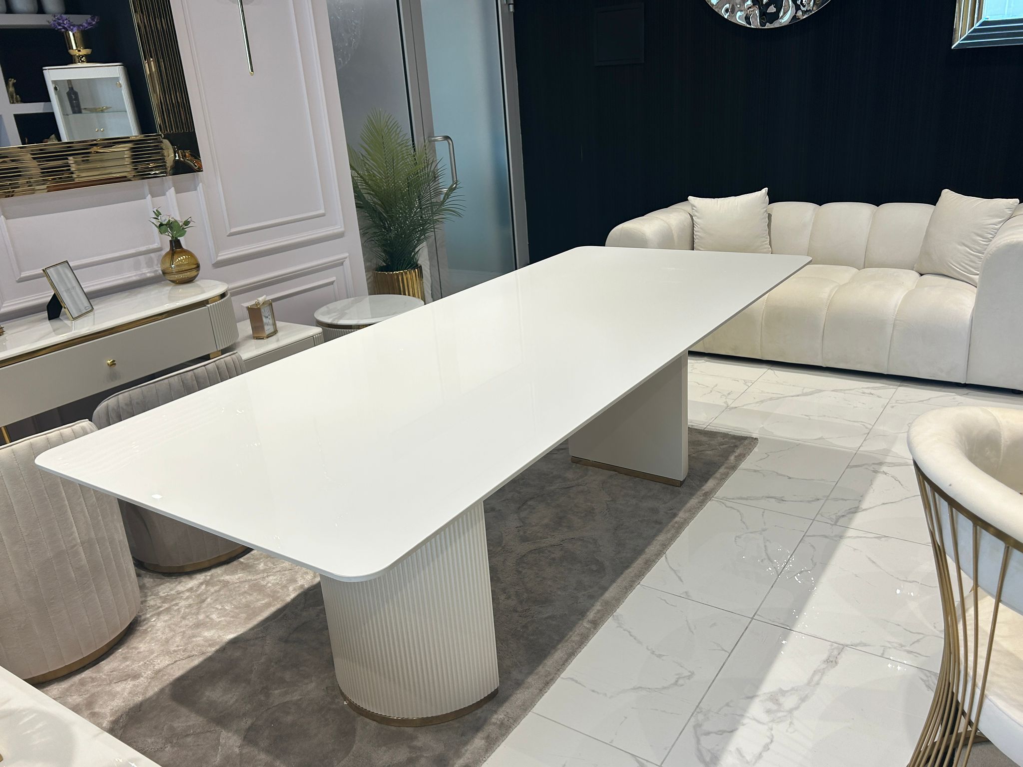 STÓŁ Incante owalny na dwóch nogach, nogi z MDF-u lakierowanego, biały z złotymi detalami, blat ze spieku kamiennego - 220 x 100 cm, ekskluzywny