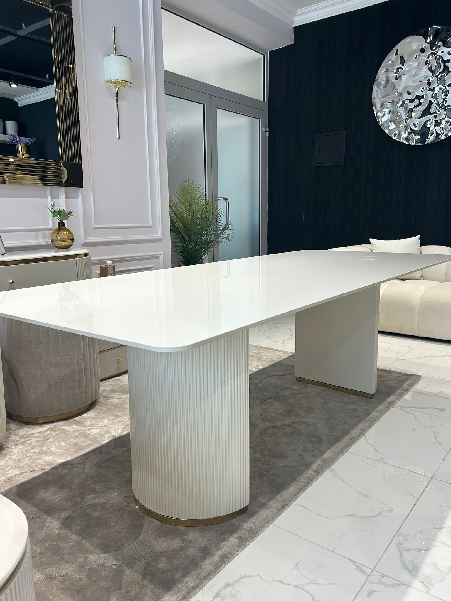 STÓŁ Incante owalny na dwóch nogach, nogi z MDF-u lakierowanego, biały z złotymi detalami, blat ze spieku kamiennego - 220 x 100 cm, najwyższa jakość