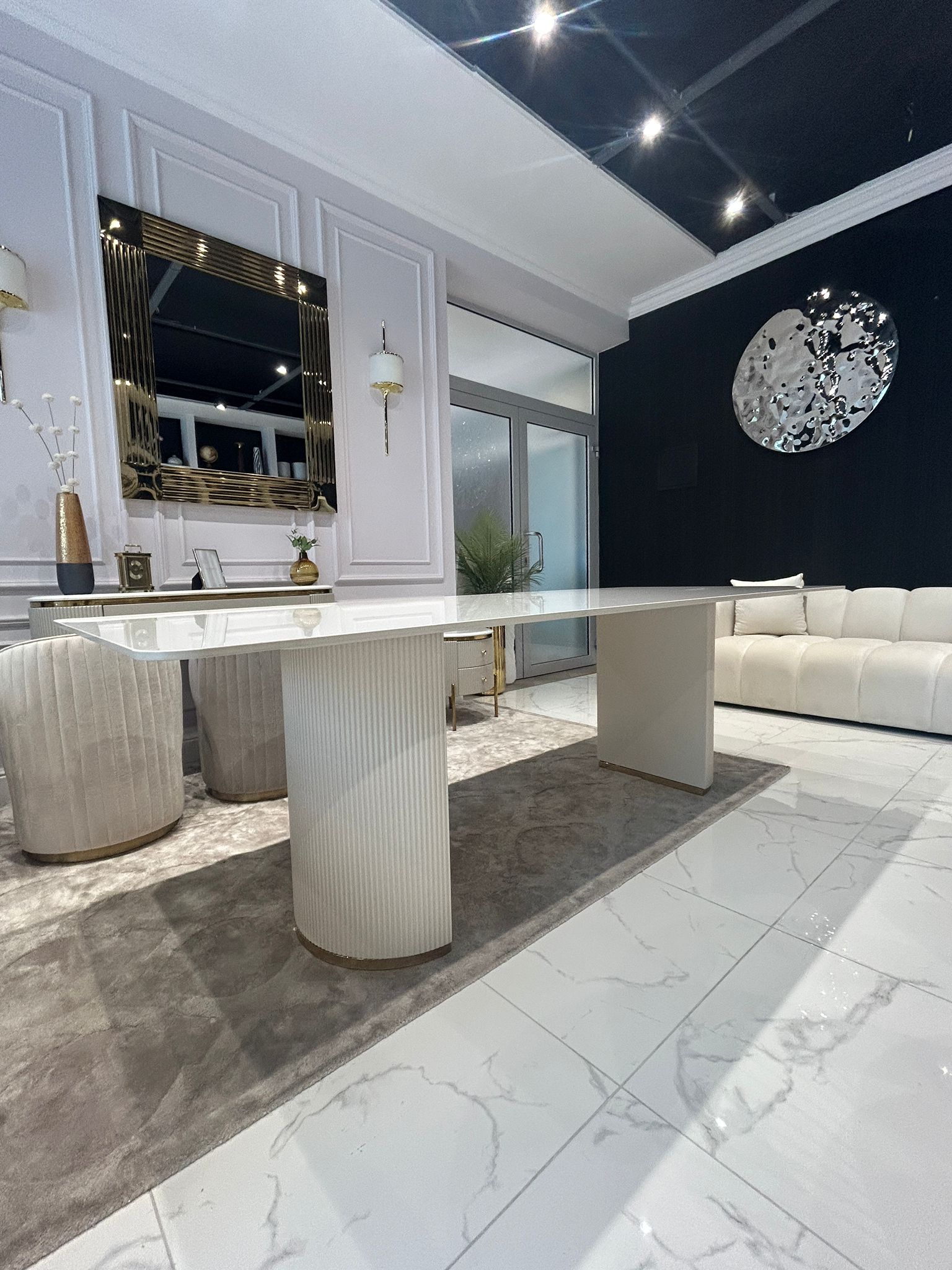 STÓŁ Incante owalny na dwóch nogach, nogi z MDF-u lakierowanego, biały z złotymi detalami, blat ze spieku kamiennego - 220 x 100 cm, piękny