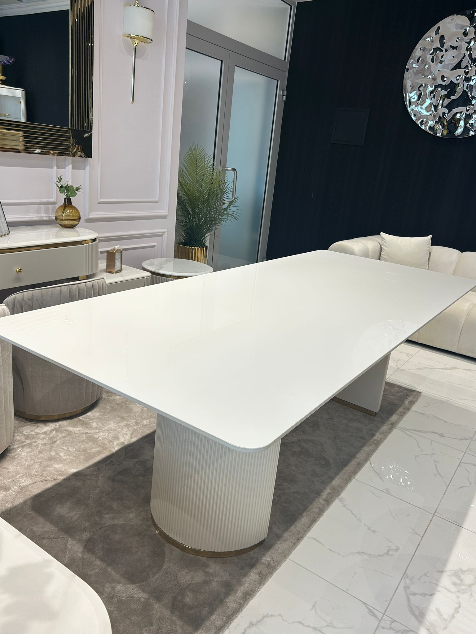 STÓŁ Incante owalny na dwóch nogach, nogi z MDF-u lakierowanego, biały z złotymi detalami, blat ze spieku kamiennego - 220 x 100 cm, wyjątkowy