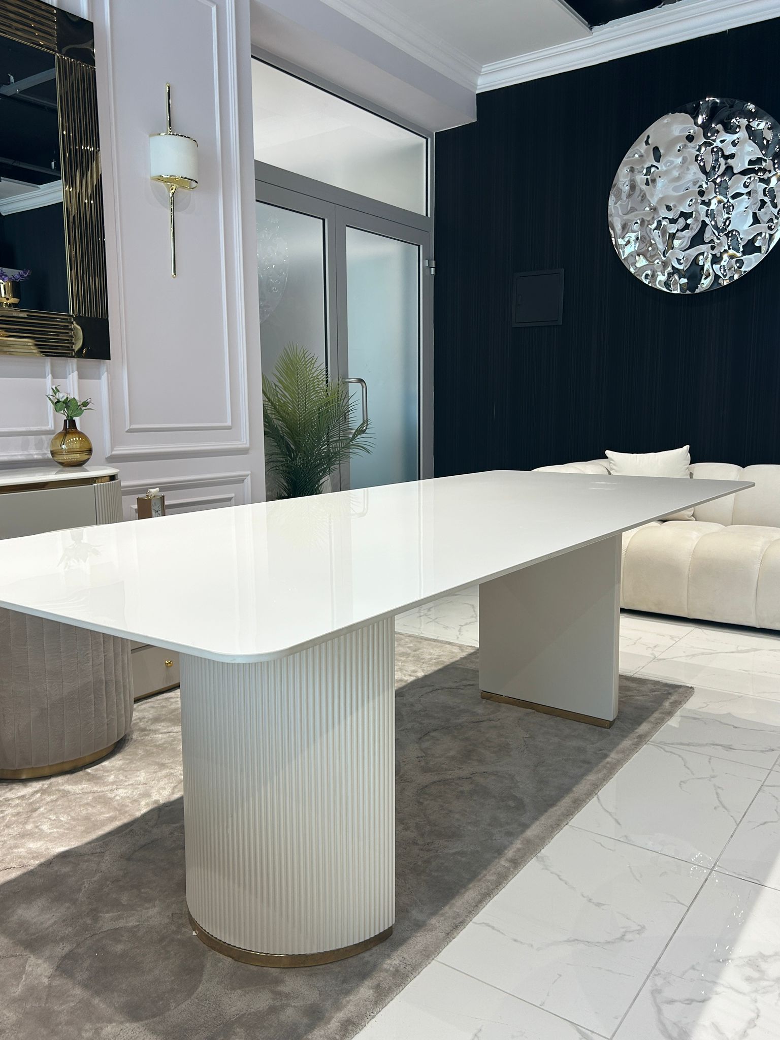 STÓŁ Incante owalny na dwóch nogach, nogi z MDF-u lakierowanego, biały z złotymi detalami, blat ze spieku kamiennego - 220 x 100 cm, wyrafinowany