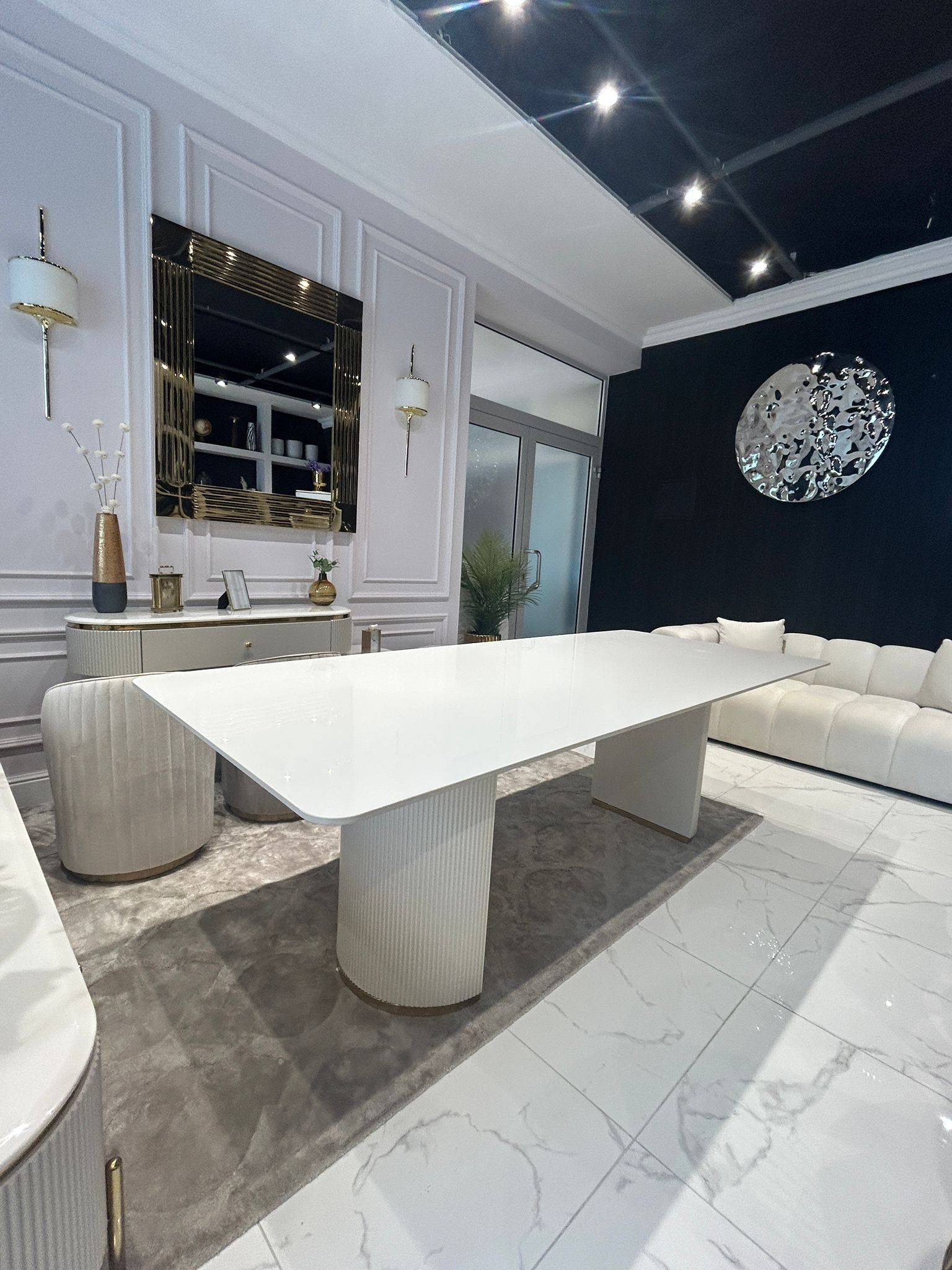 STÓŁ Incante owalny na dwóch nogach, nogi z MDF-u lakierowanego, biały z złotymi detalami, blat ze spieku kamiennego - 220 x 100 cm