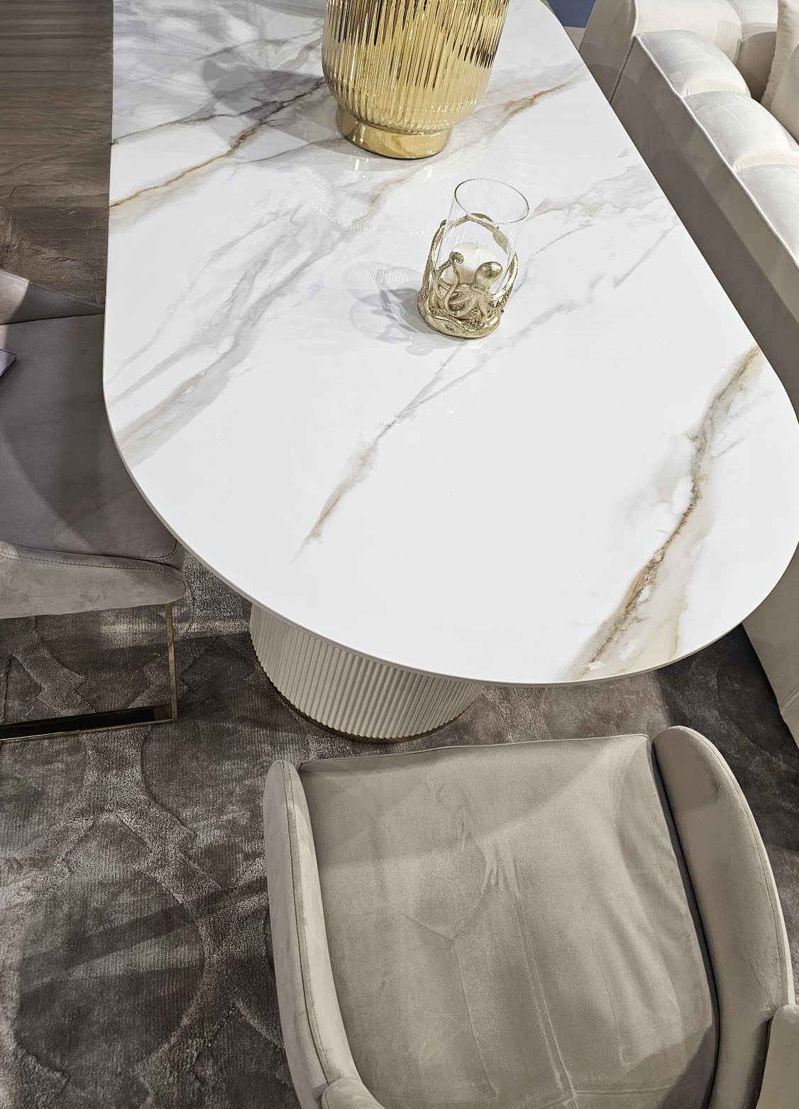 STÓŁ Incante owalny na dwóch nogach, nogi z MDF-u lakierowanego, biały z złotymi detalami, blat ze spieku kamiennego, piękny