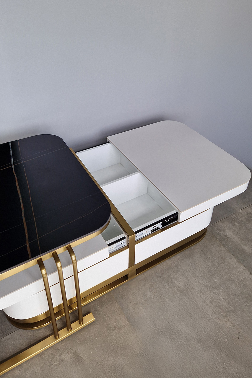 STOLIK KAWOWY 2w1 na złotej podstawie ze stali nierdzewnej, biały zaokrąglony korpus, czarny blat, nowoczesny styl, ekskluzywny