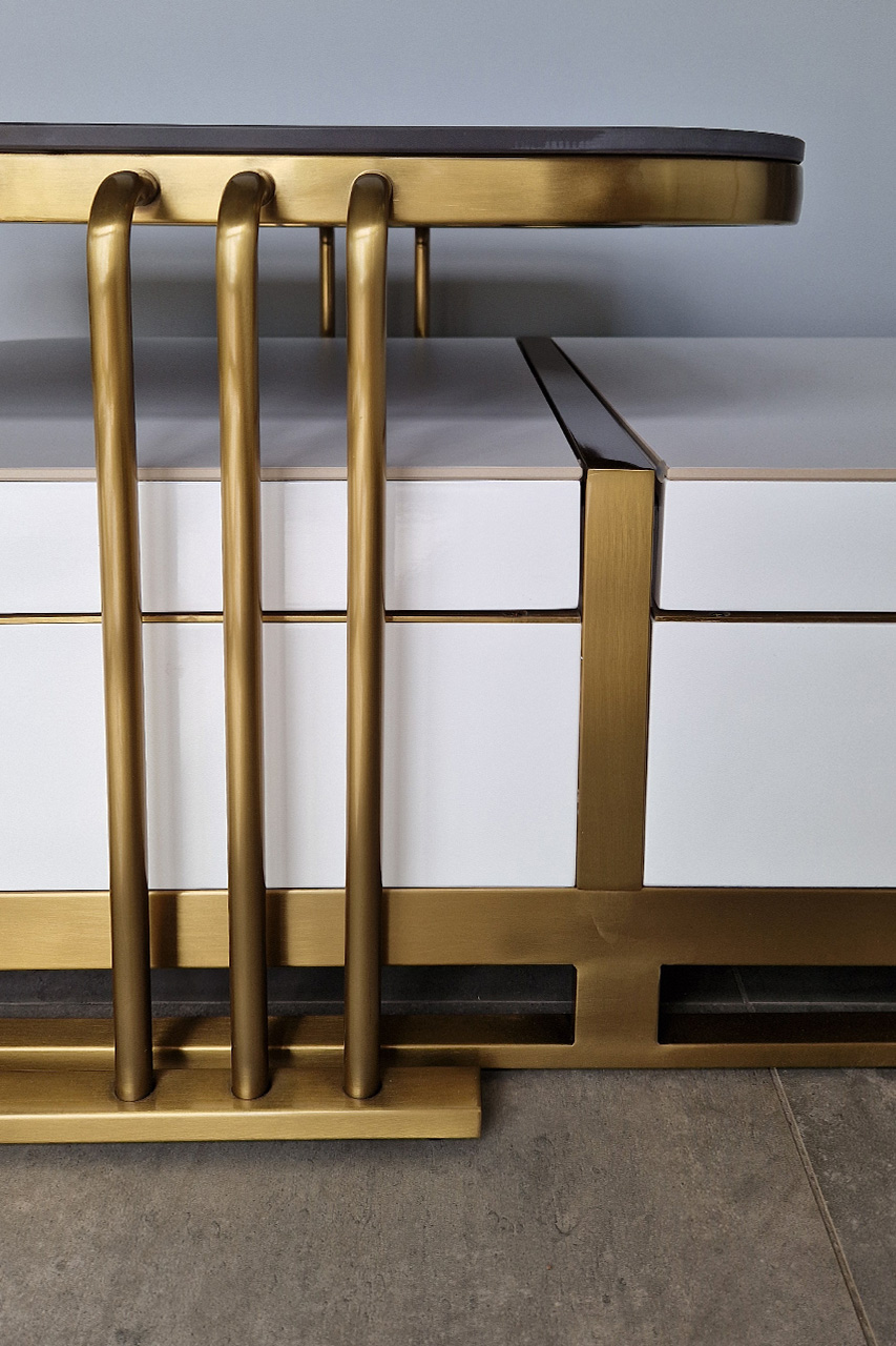 STOLIK KAWOWY 2w1 na złotej podstawie ze stali nierdzewnej, biały zaokrąglony korpus, czarny blat, nowoczesny styl, premium