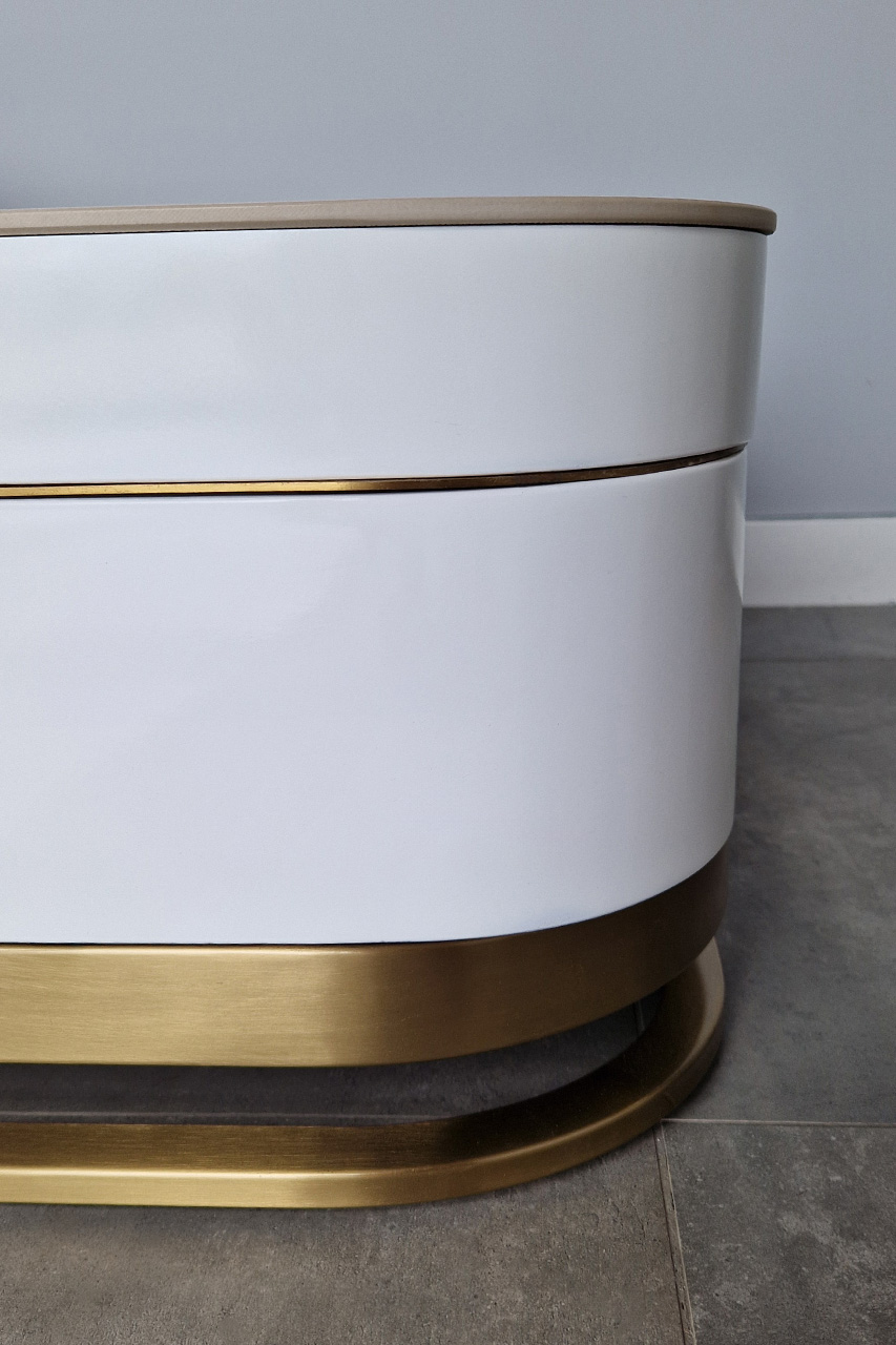 STOLIK KAWOWY 2w1 na złotej podstawie ze stali nierdzewnej, biały zaokrąglony korpus, czarny blat, nowoczesny styl, wyjątkowy