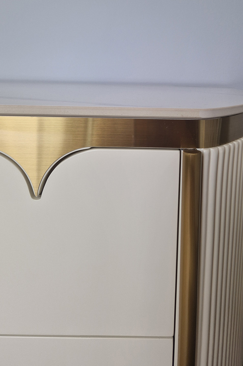 SZAFKA NOCNA osadzona na złotym stelażu, korpus w kolorze waniliowej bieli z ryflowanymi bokami, nowoczesny styl, designerska