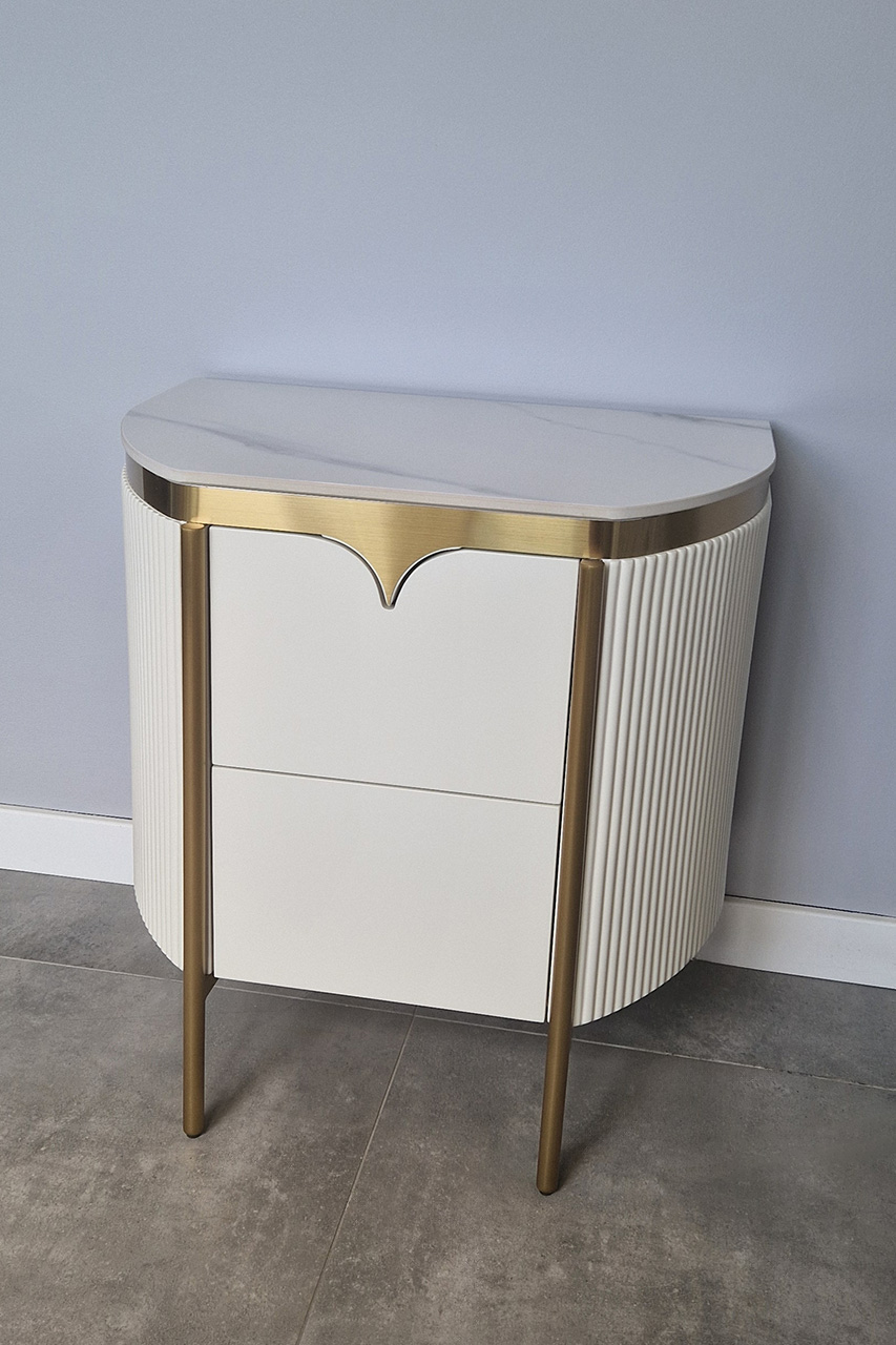 SZAFKA NOCNA osadzona na złotym stelażu, korpus w kolorze waniliowej bieli z ryflowanymi bokami, nowoczesny styl, ekskluzywna