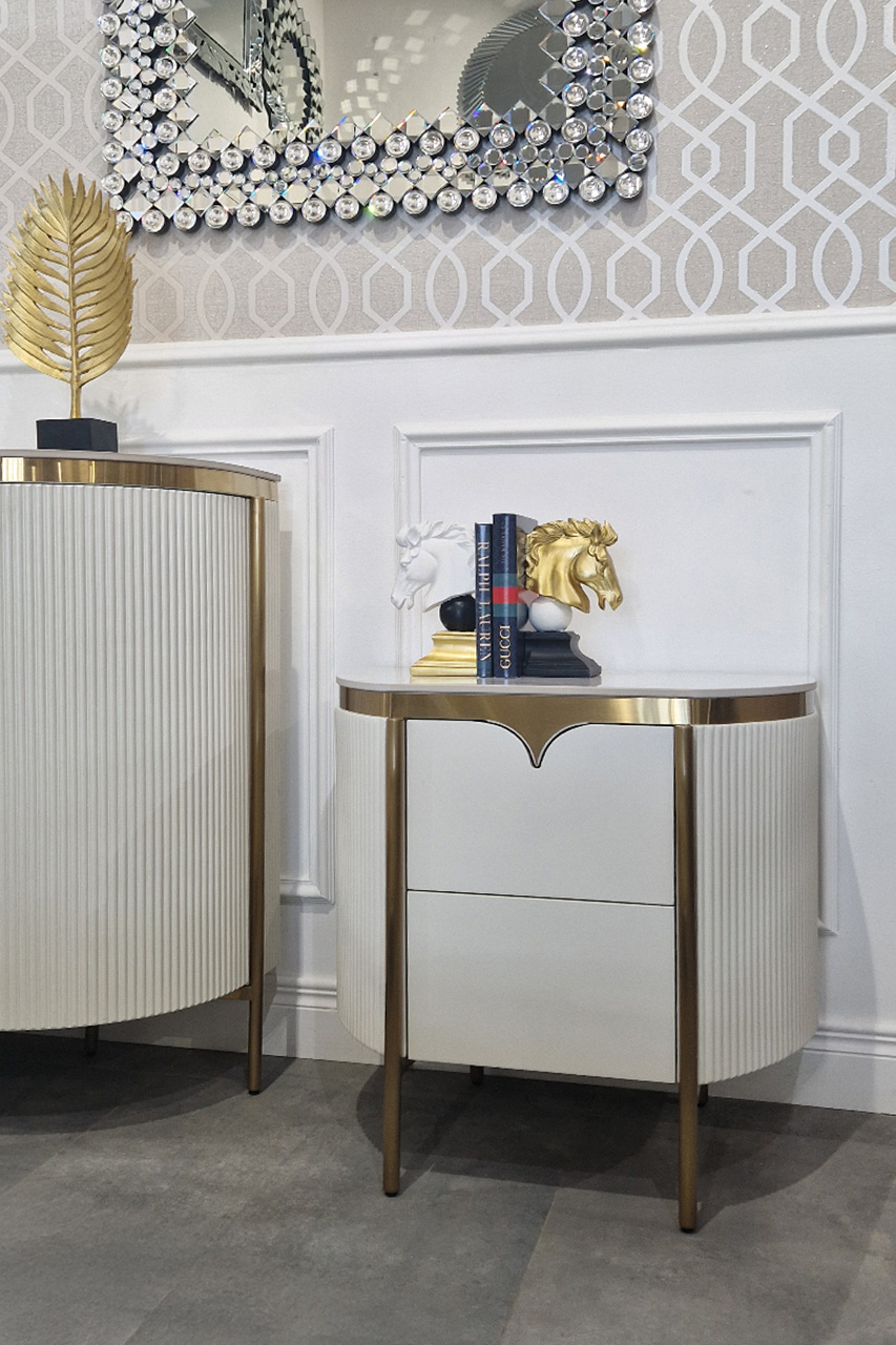 SZAFKA NOCNA osadzona na złotym stelażu, korpus w kolorze waniliowej bieli z ryflowanymi bokami, nowoczesny styl, piękna