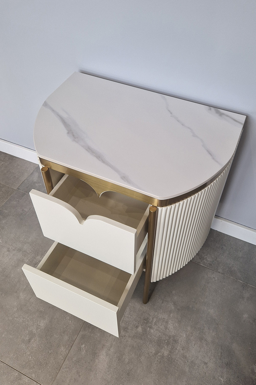 SZAFKA NOCNA osadzona na złotym stelażu, korpus w kolorze waniliowej bieli z ryflowanymi bokami, nowoczesny styl, premium