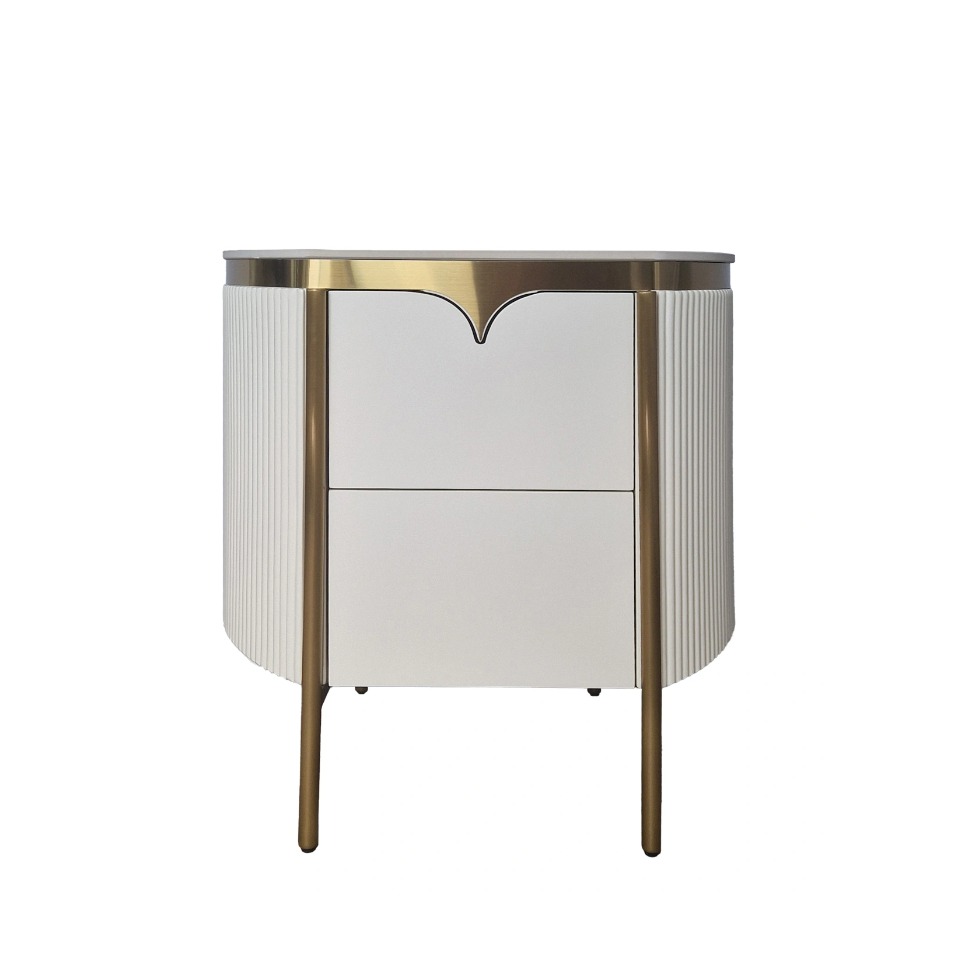 SZAFKA NOCNA osadzona na złotym stelażu, korpus w kolorze waniliowej bieli z ryflowanymi bokami, nowoczesny styl