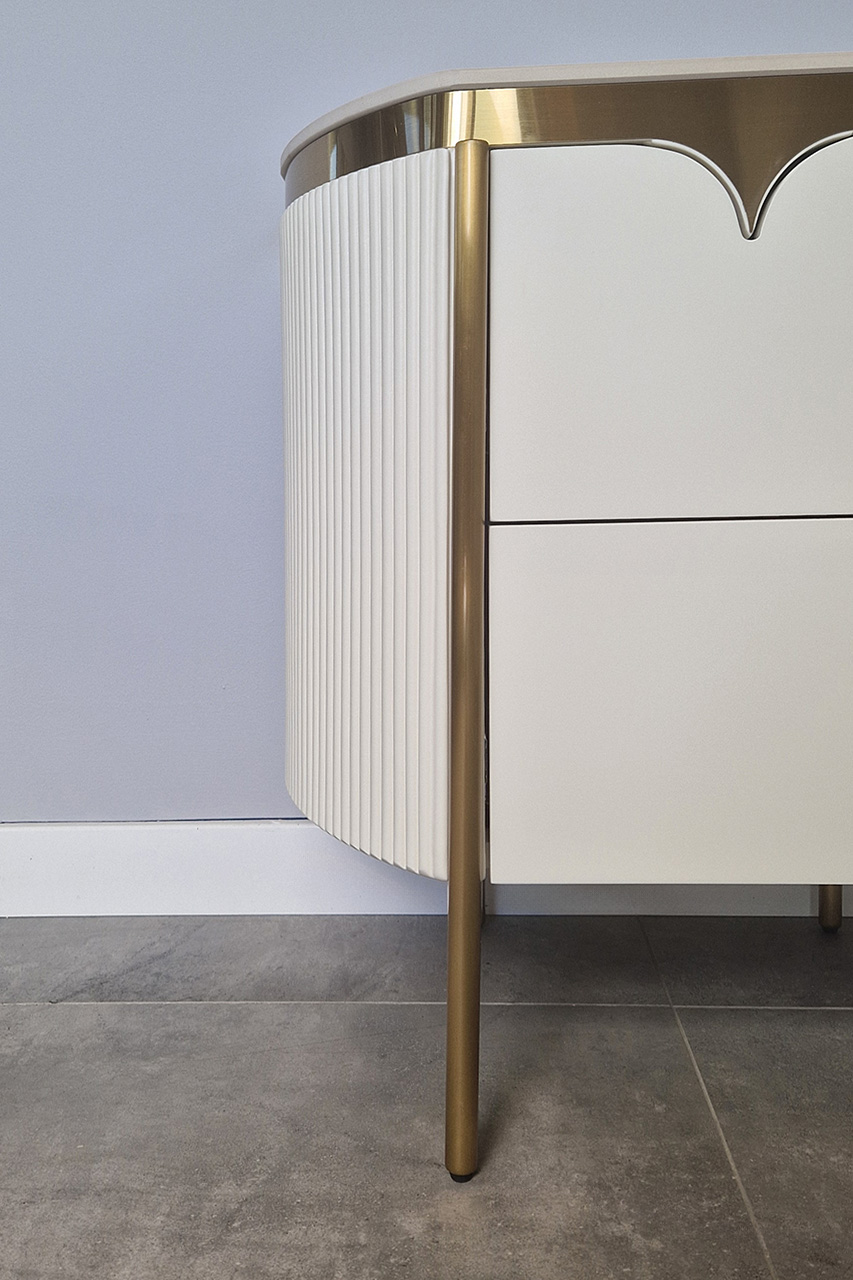 SZAFKA NOCNA osadzona na złotym stelażu, korpus w kolorze waniliowej bieli z ryflowanymi bokami, nowoczesny styl, wyrafinowana