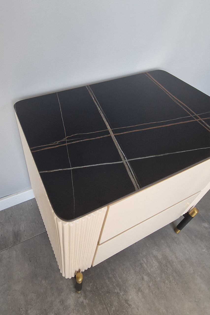 SZAFKA NOCNA z ryflowanym korpusem w kaszmirowym wydaniu, czarny blat ze spieku, złoto-czarna podstawa, nowoczesny styl glamour, ekskluzywna SZAFKA NOCNA z ryflowanym korpusem w kaszmirowym wydaniu, czarny blat ze spieku, złoto-czarna podstawa, nowoczesny styl glamour, ekskluzywna