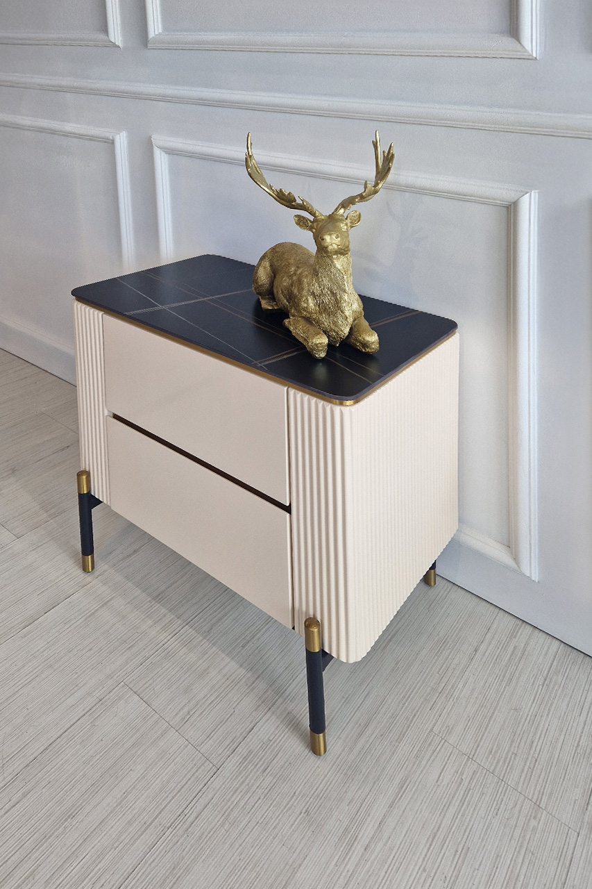 SZAFKA NOCNA z ryflowanym korpusem w kaszmirowym wydaniu, czarny blat ze spieku, złoto-czarna podstawa, nowoczesny styl glamour, piękna SZAFKA NOCNA z ryflowanym korpusem w kaszmirowym wydaniu, czarny blat ze spieku, złoto-czarna podstawa, nowoczesny styl glamour, piękna