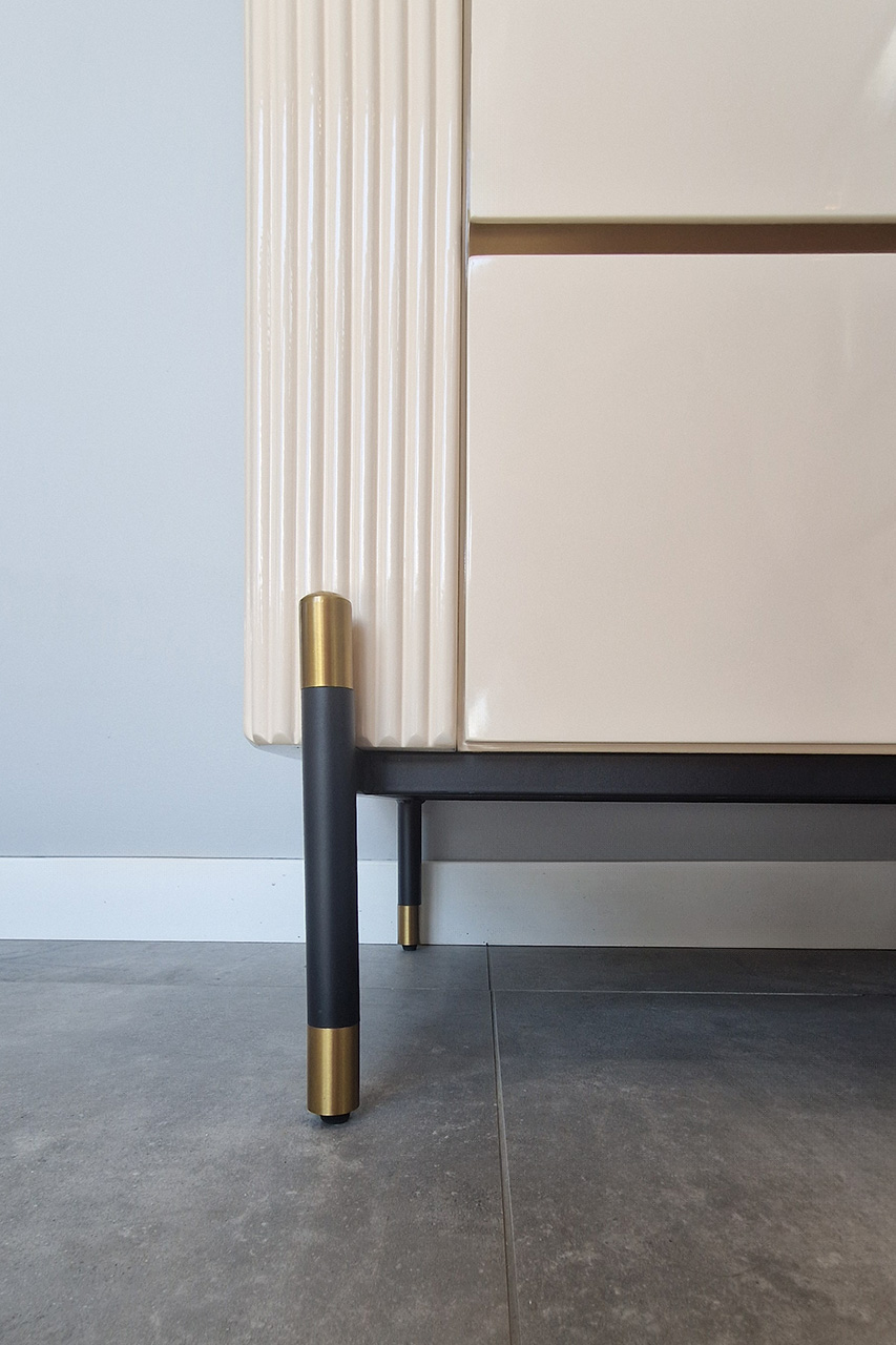 SZAFKA NOCNA z ryflowanym korpusem w kaszmirowym wydaniu, czarny blat ze spieku, złoto-czarna podstawa, nowoczesny styl glamour, premium SZAFKA NOCNA z ryflowanym korpusem w kaszmirowym wydaniu, czarny blat ze spieku, złoto-czarna podstawa, nowoczesny styl glamour, premium