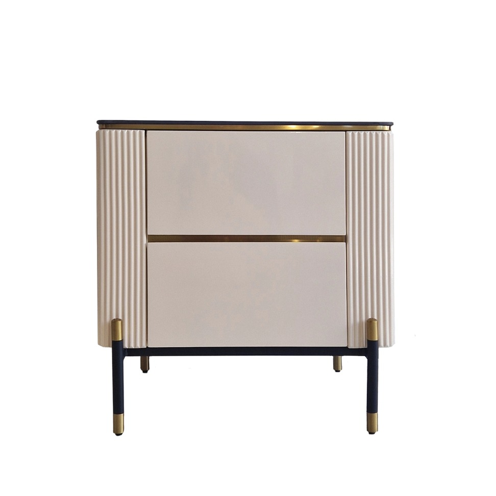 SZAFKA NOCNA z ryflowanym korpusem w kaszmirowym wydaniu, czarny blat ze spieku, złoto-czarna podstawa, nowoczesny styl glamour SZAFKA NOCNA z ryflowanym korpusem w kaszmirowym wydaniu, czarny blat ze spieku, złoto-czarna podstawa, nowoczesny styl glamour