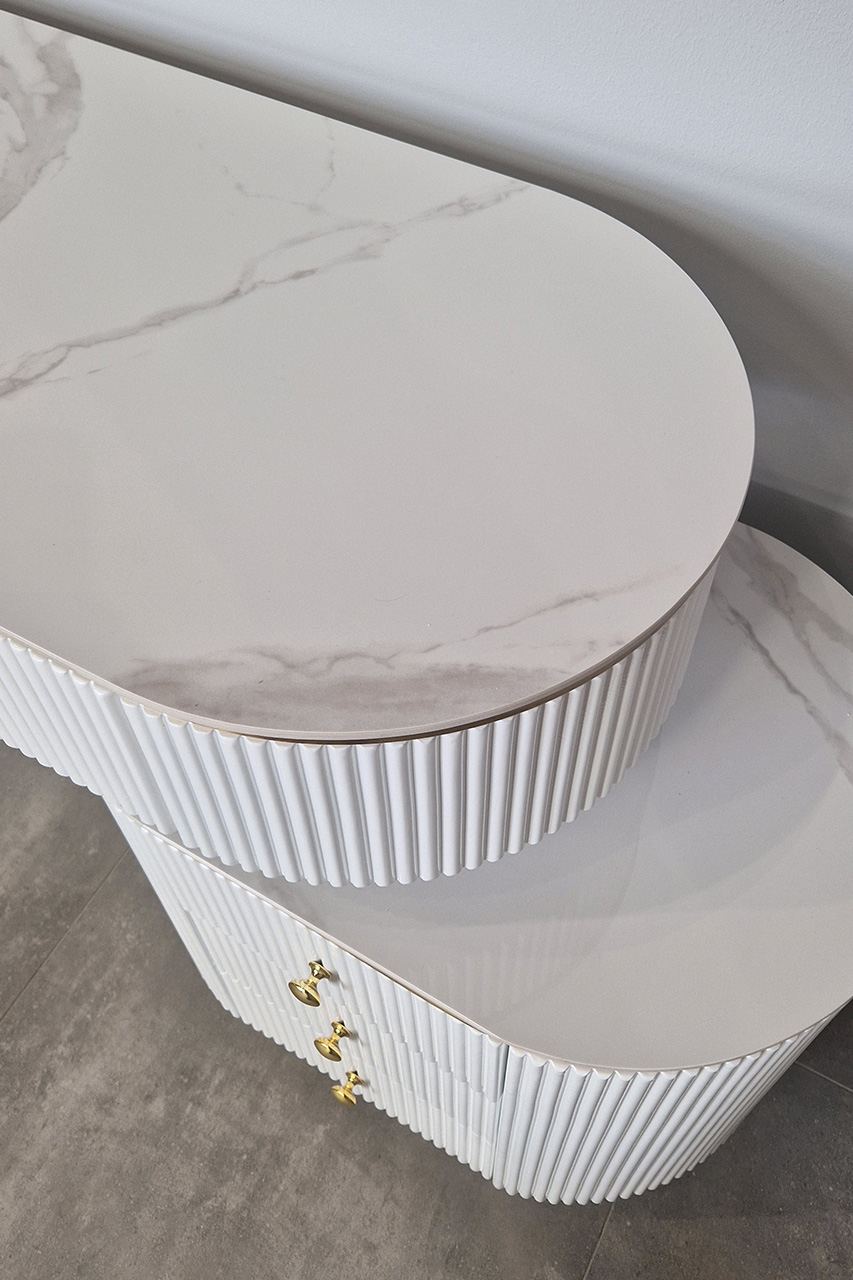 TOALETKA z boczną szafką, ryflowany, biały korpus, złote metalowe detale, blat ze spieku kaminnego, glamour, do sypialni