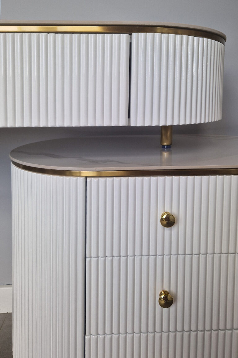 TOALETKA z boczną szafką, ryflowany, biały korpus, złote metalowe detale, blat ze spieku kaminnego, glamour, premium