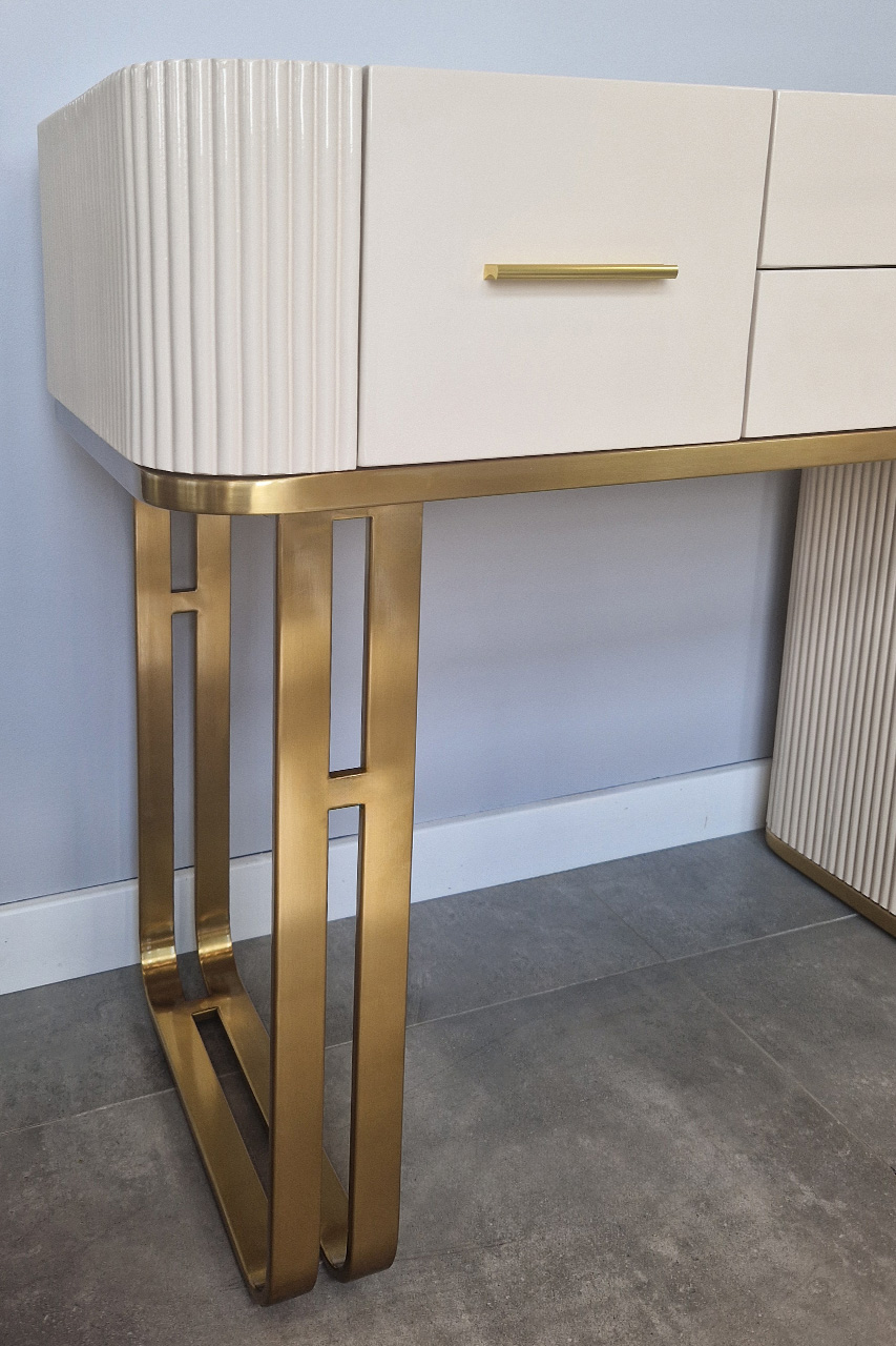 TOALETKA z szafką pomocniczą w kaszmirowym kolorze, złote metalowe detale, ryflowane boki, nowoczesny styl, premium TOALETKA z szafką pomocniczą w kaszmirowym kolorze, złote metalowe detale, ryflowane boki, nowoczesny styl, premium