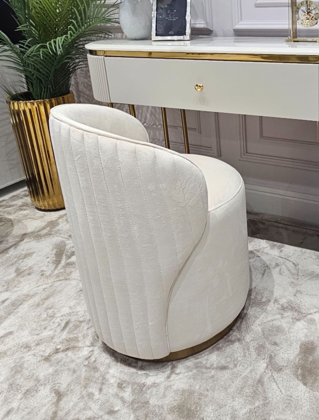 FOTEL DO TOALETKI okrągły, welurowa tkanina, eleganckie pionowe, przeszycia na oparciu, złoty, metalowy detal, nowoczesny styl, biały